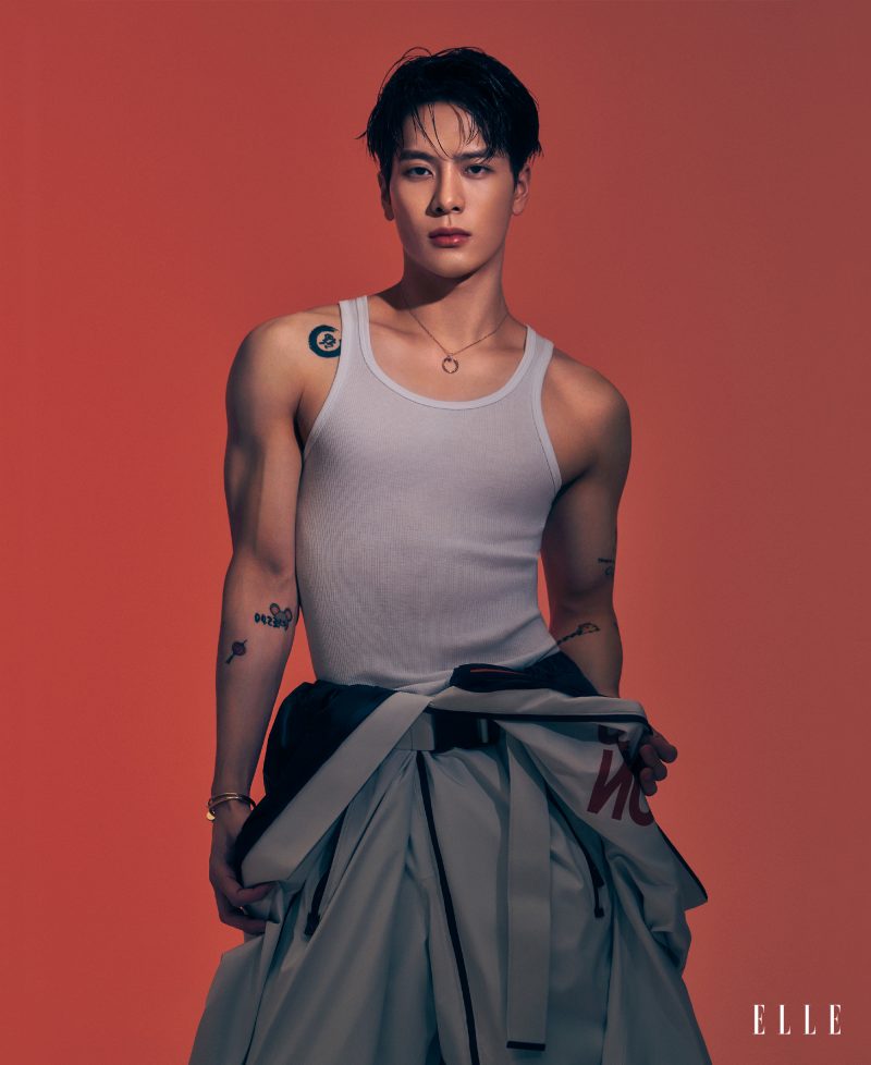 王嘉尔的全新中文单曲《过》即将于12月17日正式上线，首波预告公开，林俊杰惊喜出镜。