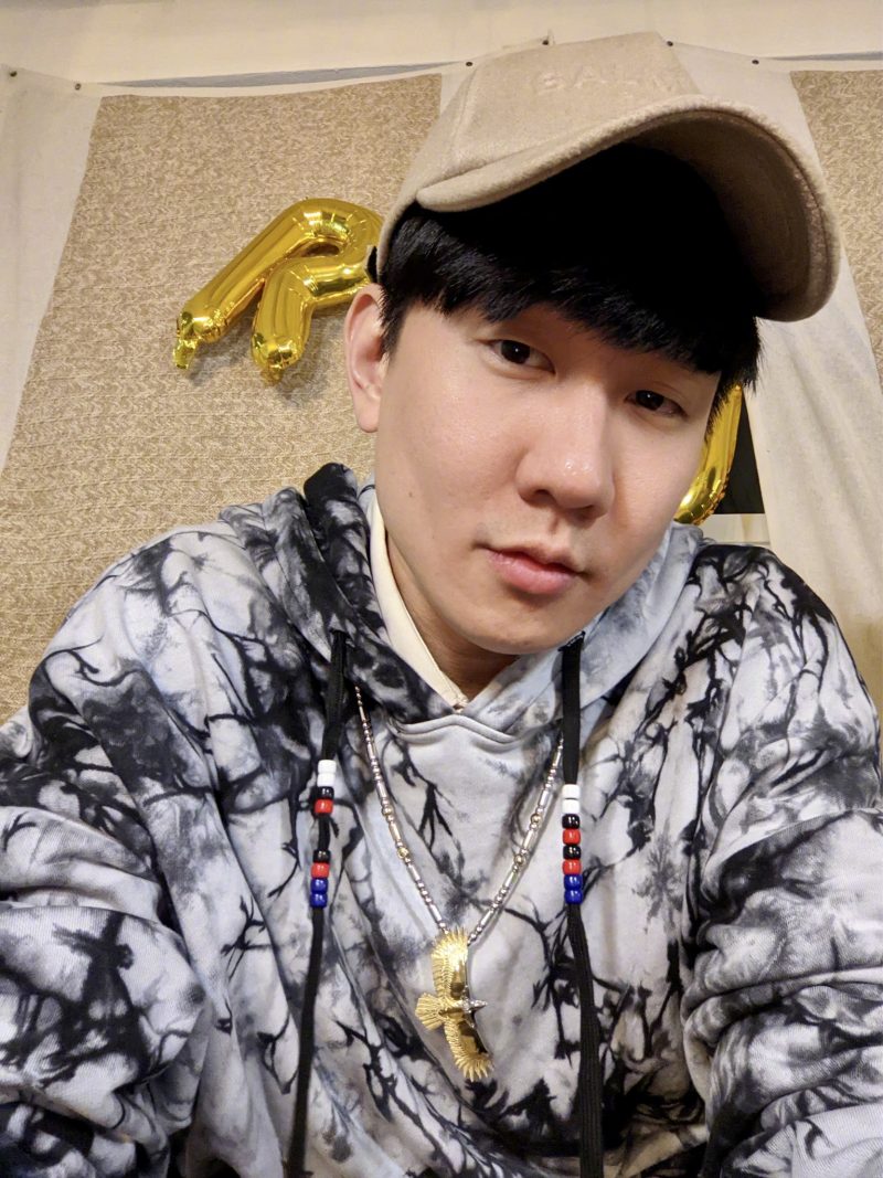 王嘉尔的全新中文单曲《过》即将于12月17日正式上线，首波预告公开，林俊杰惊喜出镜。