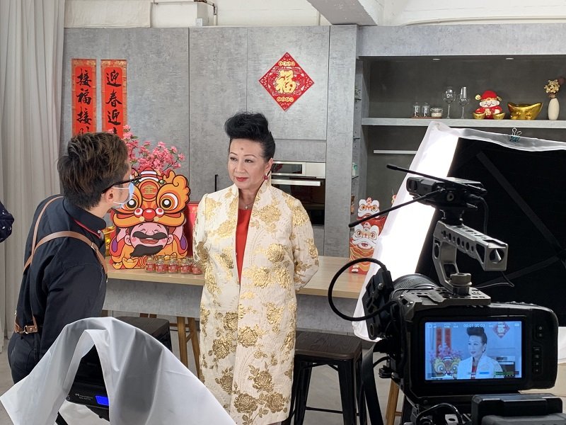 香港资深艺人“好姨”薛家燕第三度担任大马送礼品牌“金爷爷”代言人。这次的“金爷爷"新春广告也加入了Jeff陈浩然和“暴牙菇”Jaspers赖宇涵一起合作！