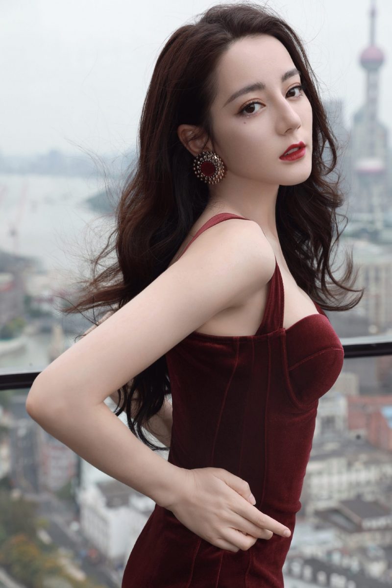 迪丽热巴海边大片曝光！飘纱鱼尾长裙凸显身材，气质满分！网喊话：“嫁给我吧” | Woah.MY