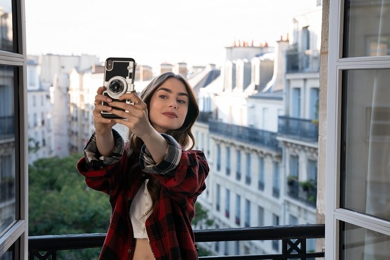 EMILY IN PARIS (L to R) LILY COLLINS as EMILY in episode 101 of EMILY IN PARIS
