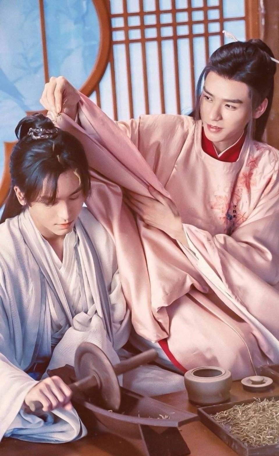 龚俊张哲瀚二搭有望？《山河令》导演：不一定是古装戏，可能是现代剧！-Woah.MY